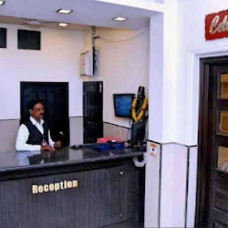 פנדהרפור Vitthal Inn מראה חיצוני תמונה